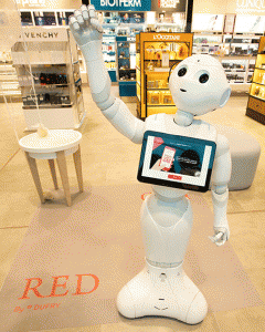 Pepper ofrece una explicación del programa de fidelización en español e inglés.