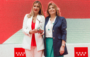 Susana Sanchez y Engracia Hidalgo, en la entrega de Premios Madrid Excelente.