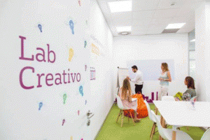 La decoración del lab creativo de la nueva sede es desenfadada y colorida