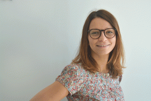 Leïla Bouguetaia, sales manager Spain de Diabolocom, es la autora de este artículo en el que habla de cómo evitar las esperas al teléfono cuando llama aun cliente a un contact center.