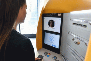 Desde CaixaBank anuncian que son la primera entidad financiera del mundo en ofrecer a sus clientes la posibilidad de realizar reintegros en sus cajeros automáticos mediante reconocimiento facial.