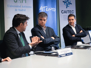 Firma del convenio de colaboración para desarrollar el Progama de Atento y la UAM pcon el fin de fomentar la innovación.