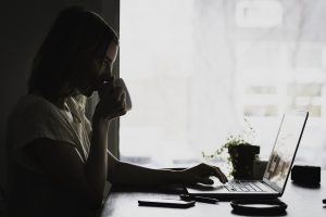 Llamadas, emails y reuniones: enemigos de la productividad laboral.