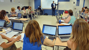 Antes, agentes de Atento y ahora programadores de robots.
