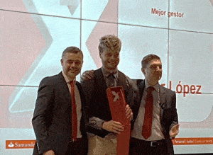 Víctor López, con dos representantes del Banco Santander.