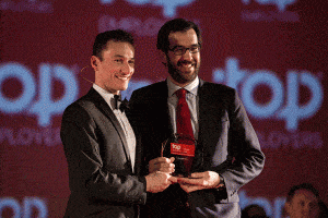 Luis López Barceló, director de Recursos Humanos de Schindler Iberia, recogiendo la certificacón lograda por Schindler España.