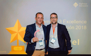 Momento en el que el represente de Marktel recoge el Premio Presence m3 a la Innovación.