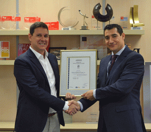 Entrega de la certificación de AENOR a Atento.