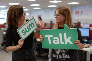 Agentes de Sum Talk en una de las plataformas de la compañía.