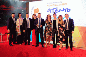 Representantes de Atento y Endesa recogiendo el premio CRC Oro a Mejor Outsourcer en Atención al Cliente.