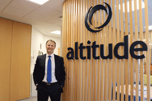 Julio Pérez, vicepresidente ejecutivo de Altitude Software, ahonda en la necesidad que se le plantea a los bancos de seguir avanzando en sus desarrollos digitales.