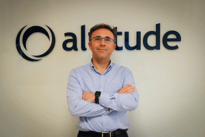 Eduardo Malpica, Chief Knowledge Officer en Altitude Software, es el autor de este artículo bajo el título Vídeo en el contact center: humanizando las interacciones.