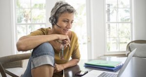 Poly ha lanzado al mercado su modelo de auriculares inalámbricos Voyager Focus 2.