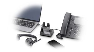 Los auriculares Voyager 4300 UC de Poly se adaptan a las necesidades de un trabajo flexible.