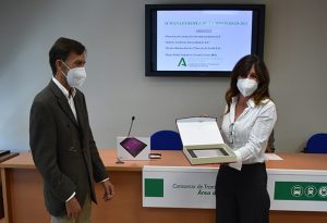 Reyes Pellón, trabajadora de ILUNION, es premiada por el Consorcio de Transporte de Sevilla.