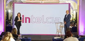 Karim Bernoussi, CEO y cofundador del Grupo Intelcia, y Sandra Gibert, CEO Spain&Latam de Intelcia, en un momento de la presentación de la compañía.