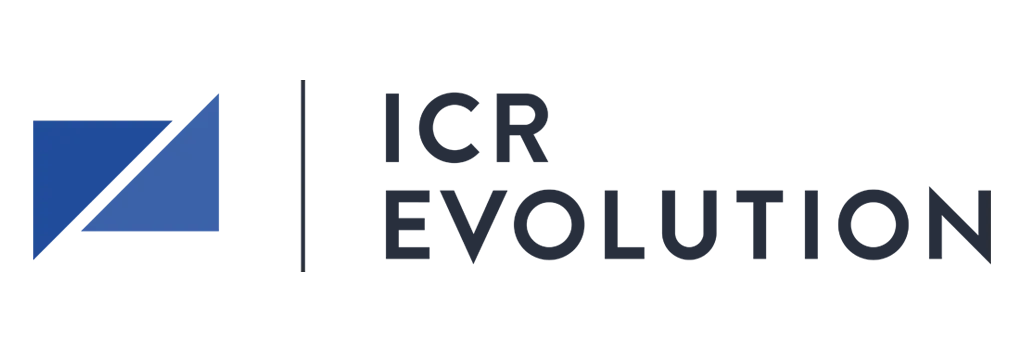 Logotipo oficial de la empresa ICR Evolution sobre fondo blanco, compuesto por un isotipo a la izquierda con dos formas geométricas triangulares en tonos azules separadas por una línea diagonal blanca, una línea vertical negra divisoria en el centro, y a la derecha el nombre "ICR EVOLUTION" escrito en letras mayúsculas de color negro dispuestas en dos líneas.