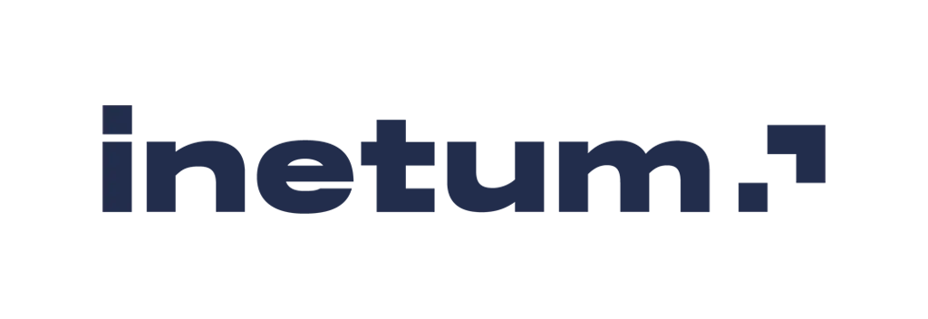 Logotipo de la empresa Inetum en letras minúsculas de color azul oscuro sobre fondo blanco, seguido de un punto cuadrado y un símbolo de flecha hacia arriba a la derecha.